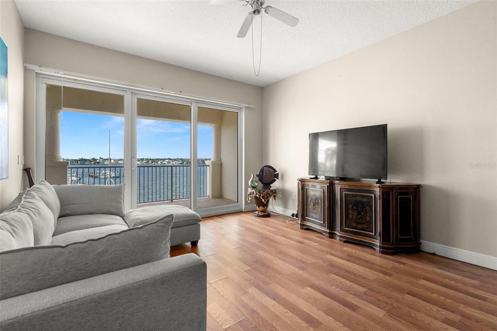 合同活跃: $880,000 (3 贝兹, 3 浴室, 1995 平方英尺)