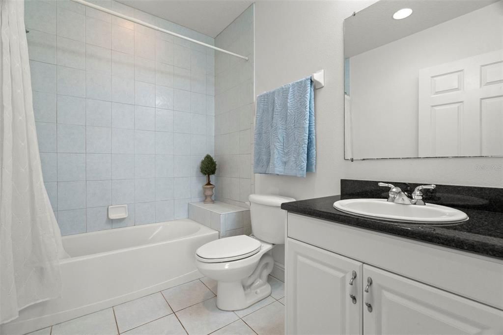 合同活跃: $880,000 (3 贝兹, 3 浴室, 1995 平方英尺)