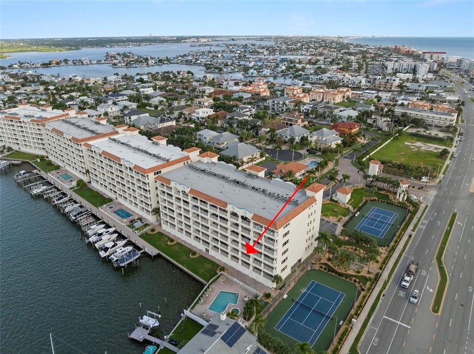 合同活跃: $880,000 (3 贝兹, 3 浴室, 1995 平方英尺)