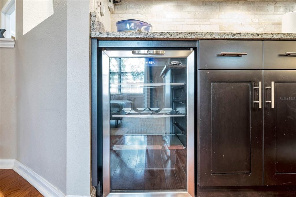 Под контрактом: $2,200 (2 спален, 2 ванн, 1200 Квадратных фут)