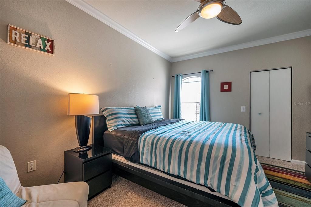 Под контрактом: $2,200 (2 спален, 2 ванн, 1200 Квадратных фут)