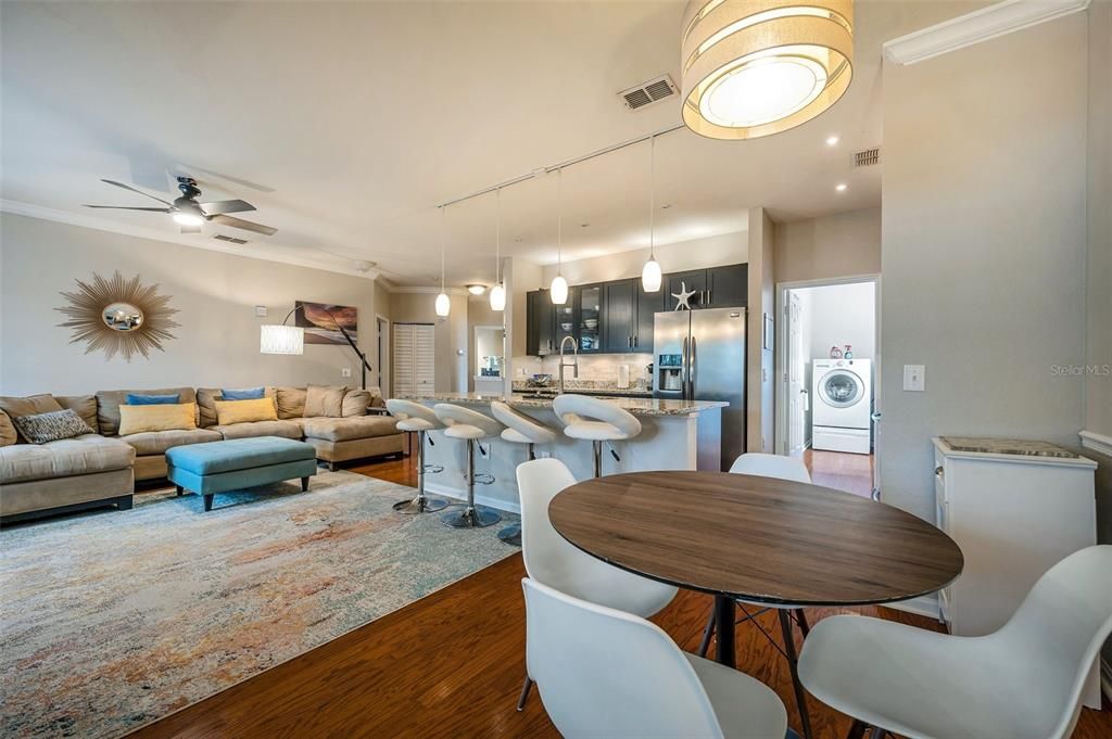 Под контрактом: $2,200 (2 спален, 2 ванн, 1200 Квадратных фут)