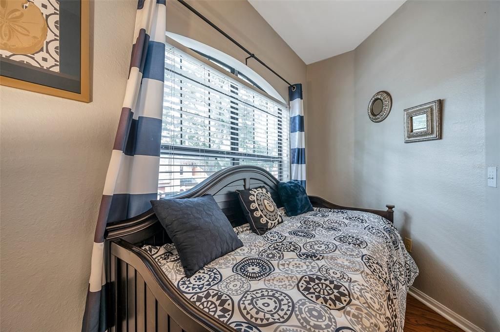 Под контрактом: $2,200 (2 спален, 2 ванн, 1200 Квадратных фут)