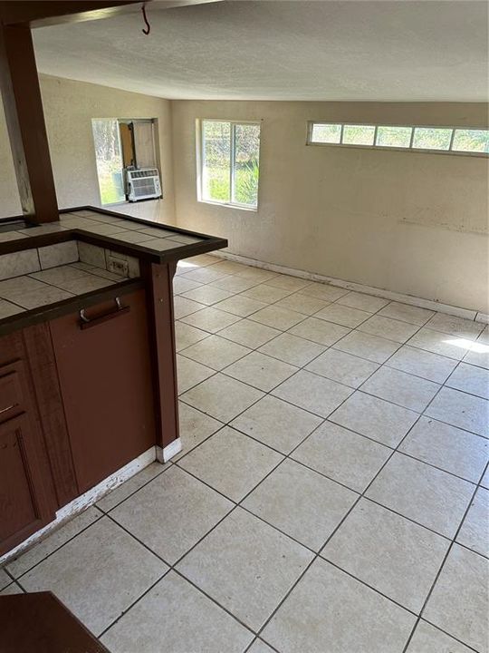 待售: $105,000 (2 贝兹, 1 浴室, 1093 平方英尺)