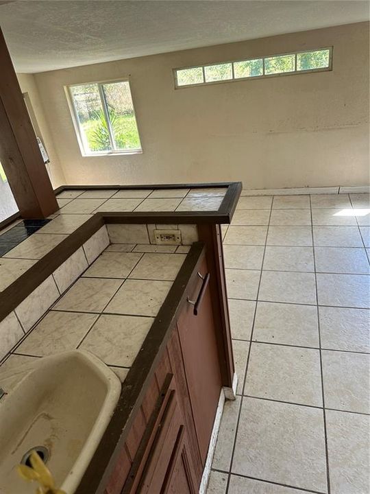 待售: $105,000 (2 贝兹, 1 浴室, 1093 平方英尺)