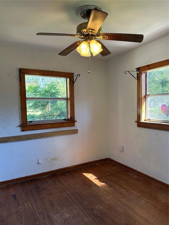 待售: $105,000 (2 贝兹, 1 浴室, 1093 平方英尺)