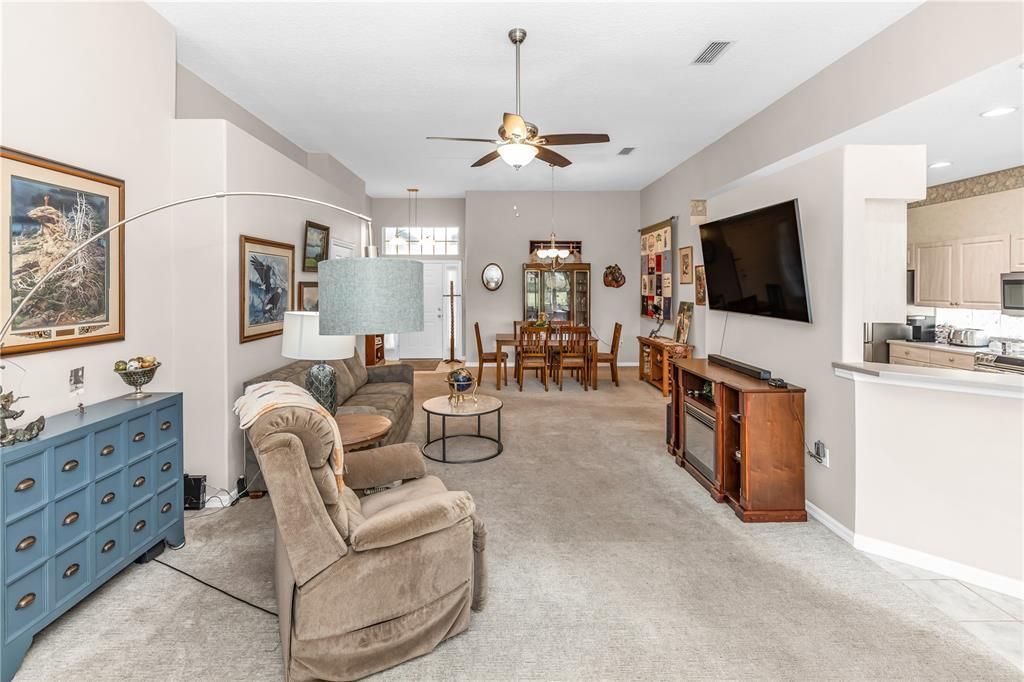 合同活跃: $399,999 (3 贝兹, 2 浴室, 1794 平方英尺)