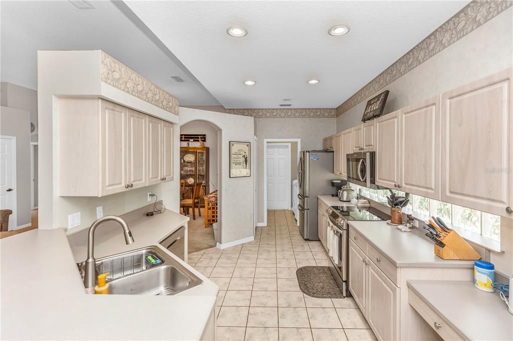 合同活跃: $399,999 (3 贝兹, 2 浴室, 1794 平方英尺)