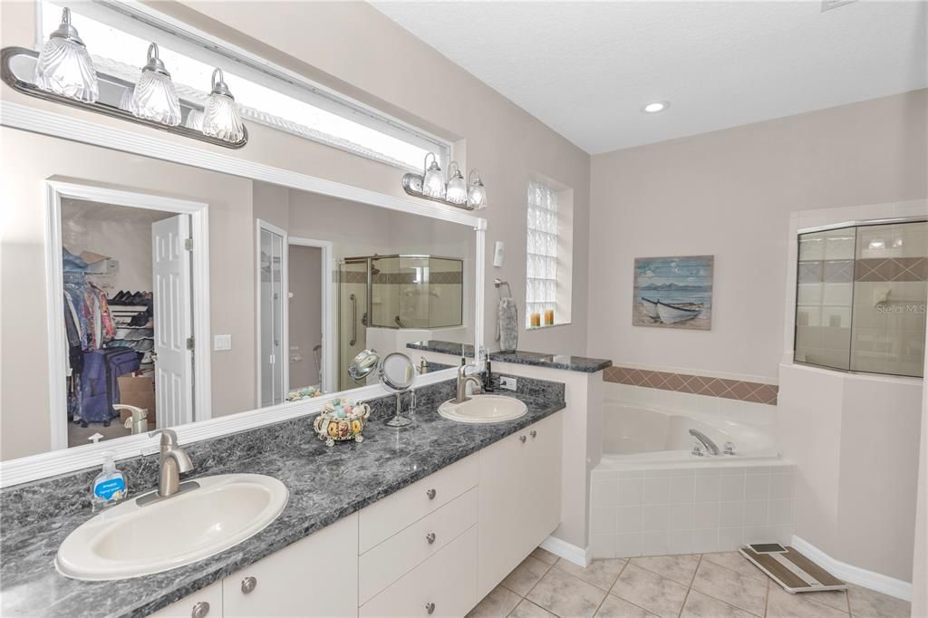 合同活跃: $399,999 (3 贝兹, 2 浴室, 1794 平方英尺)