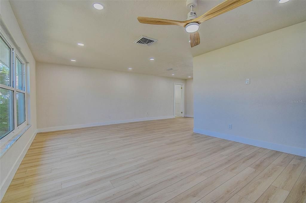 For Sale: $1,099,999 (4 beds, 2 baths, 1930 Square Feet)