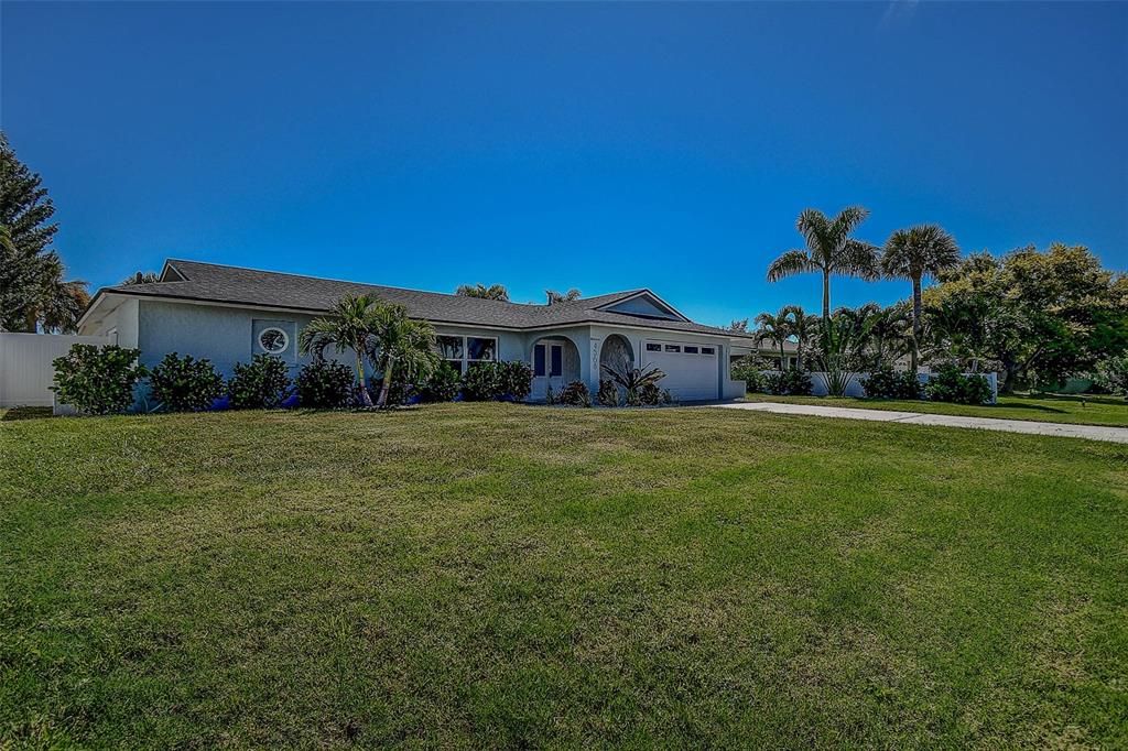 For Sale: $1,099,999 (4 beds, 2 baths, 1930 Square Feet)