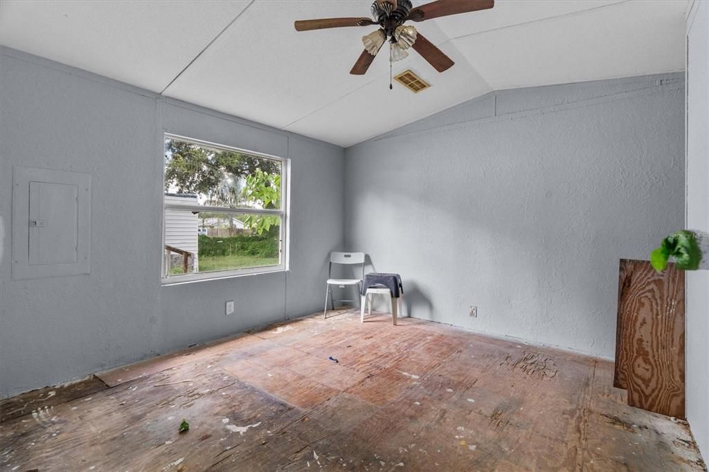 待售: $199,999 (2 贝兹, 1 浴室, 728 平方英尺)