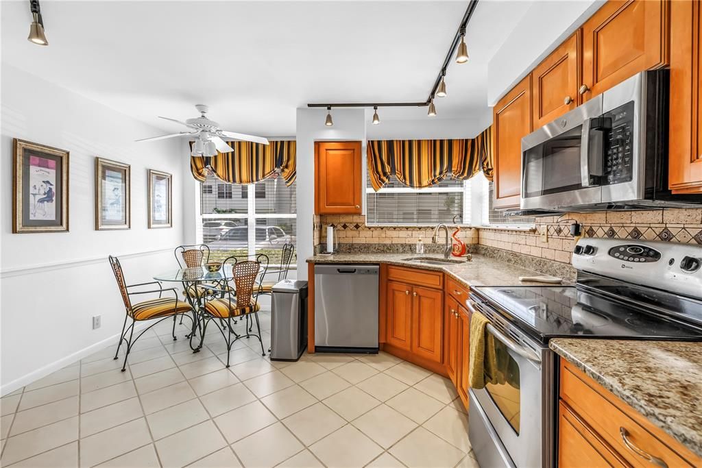 待售: $369,900 (2 贝兹, 2 浴室, 1075 平方英尺)