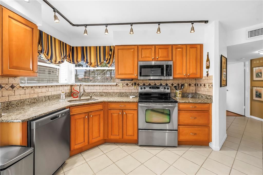 待售: $369,900 (2 贝兹, 2 浴室, 1075 平方英尺)