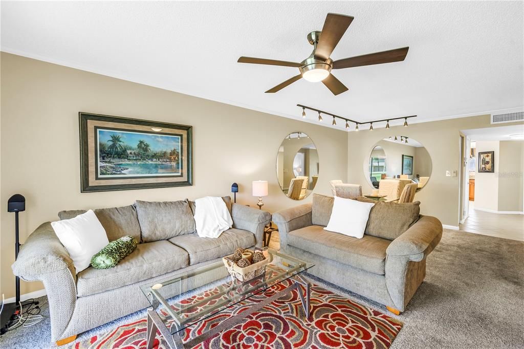 待售: $369,900 (2 贝兹, 2 浴室, 1075 平方英尺)