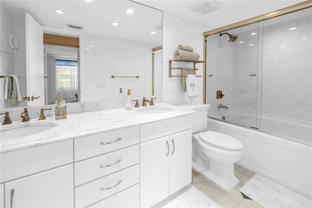 待售: $369,900 (2 贝兹, 2 浴室, 1075 平方英尺)