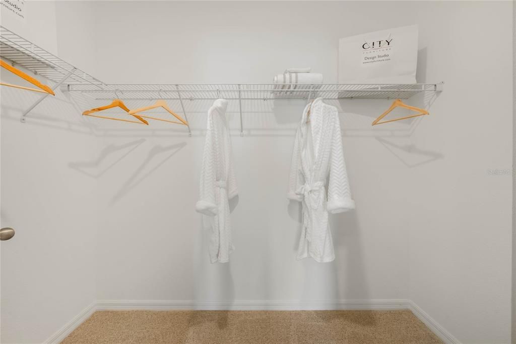 合同活跃: $383,990 (5 贝兹, 3 浴室, 2604 平方英尺)