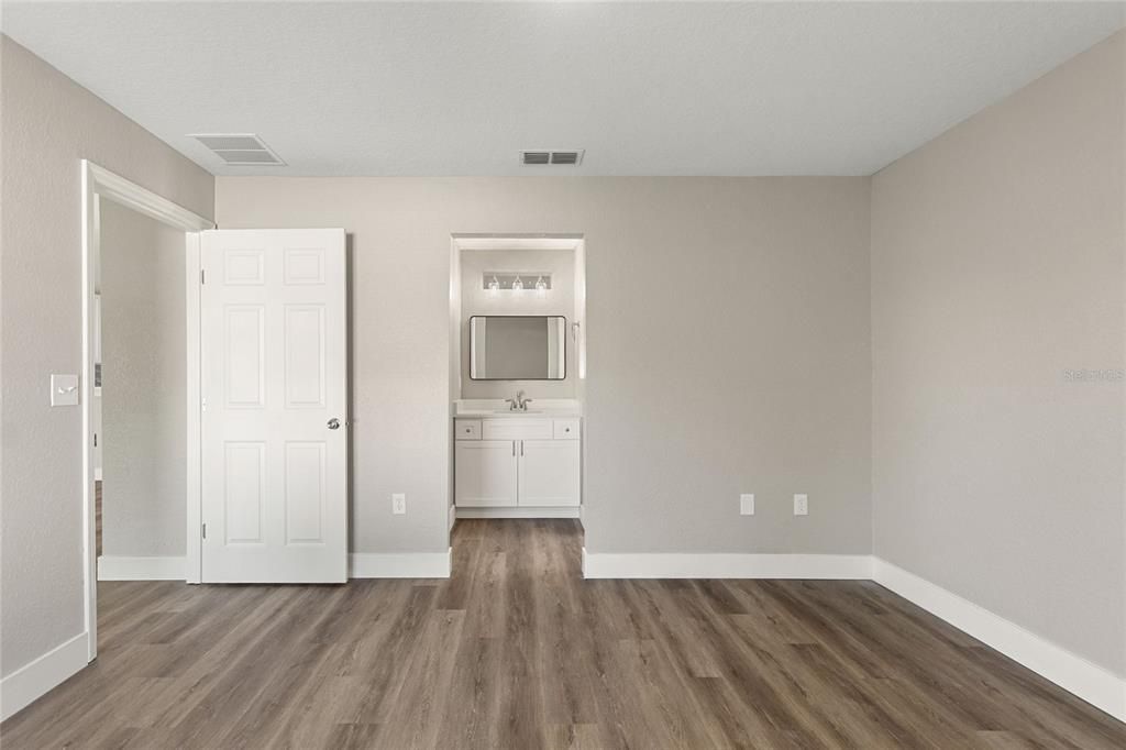 Под контрактом: $270,000 (3 спален, 2 ванн, 1127 Квадратных фут)