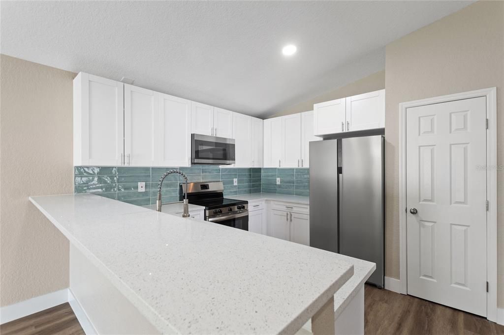 Под контрактом: $270,000 (3 спален, 2 ванн, 1127 Квадратных фут)