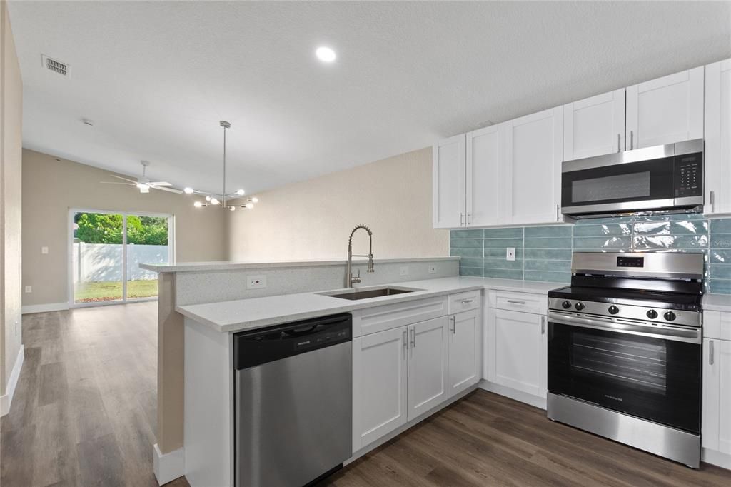 Под контрактом: $270,000 (3 спален, 2 ванн, 1127 Квадратных фут)