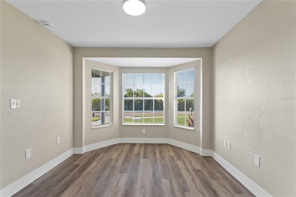 Под контрактом: $270,000 (3 спален, 2 ванн, 1127 Квадратных фут)