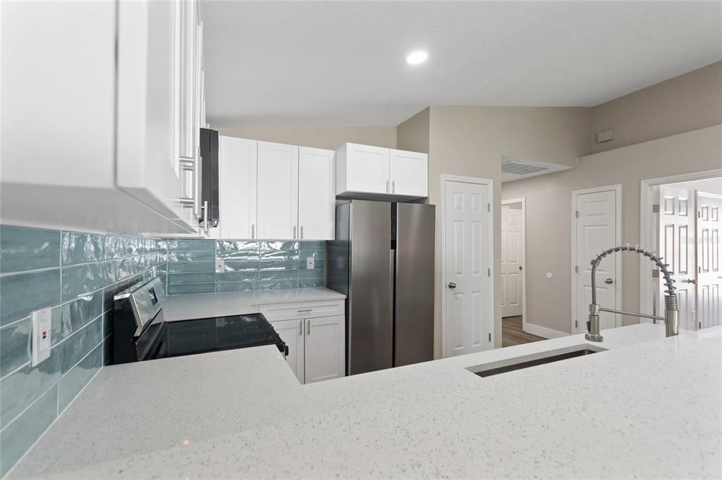 Под контрактом: $270,000 (3 спален, 2 ванн, 1127 Квадратных фут)