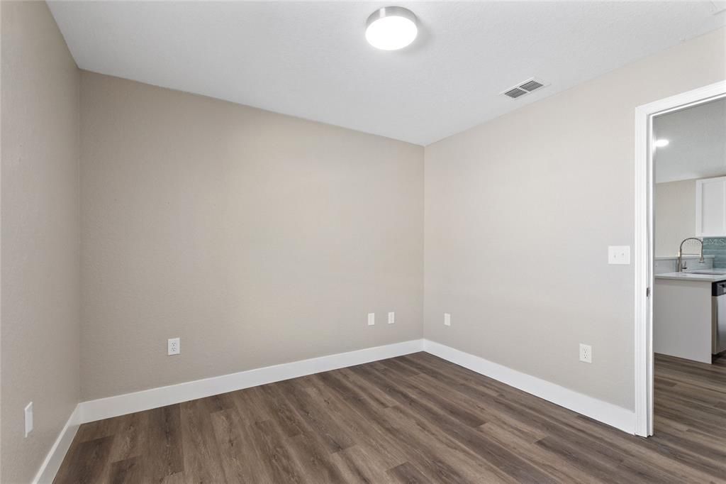 Под контрактом: $270,000 (3 спален, 2 ванн, 1127 Квадратных фут)