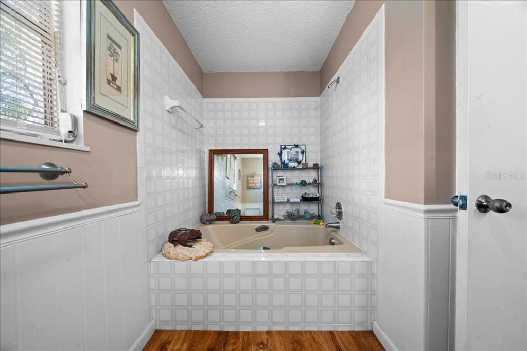 待售: $324,900 (4 贝兹, 4 浴室, 3570 平方英尺)