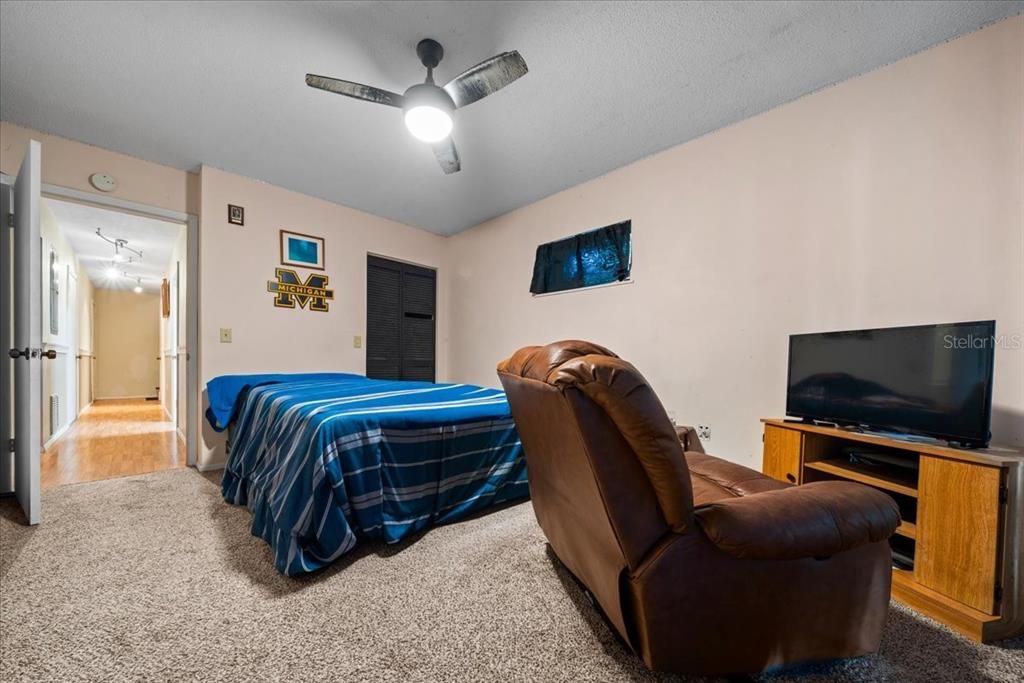 待售: $324,900 (4 贝兹, 4 浴室, 3570 平方英尺)