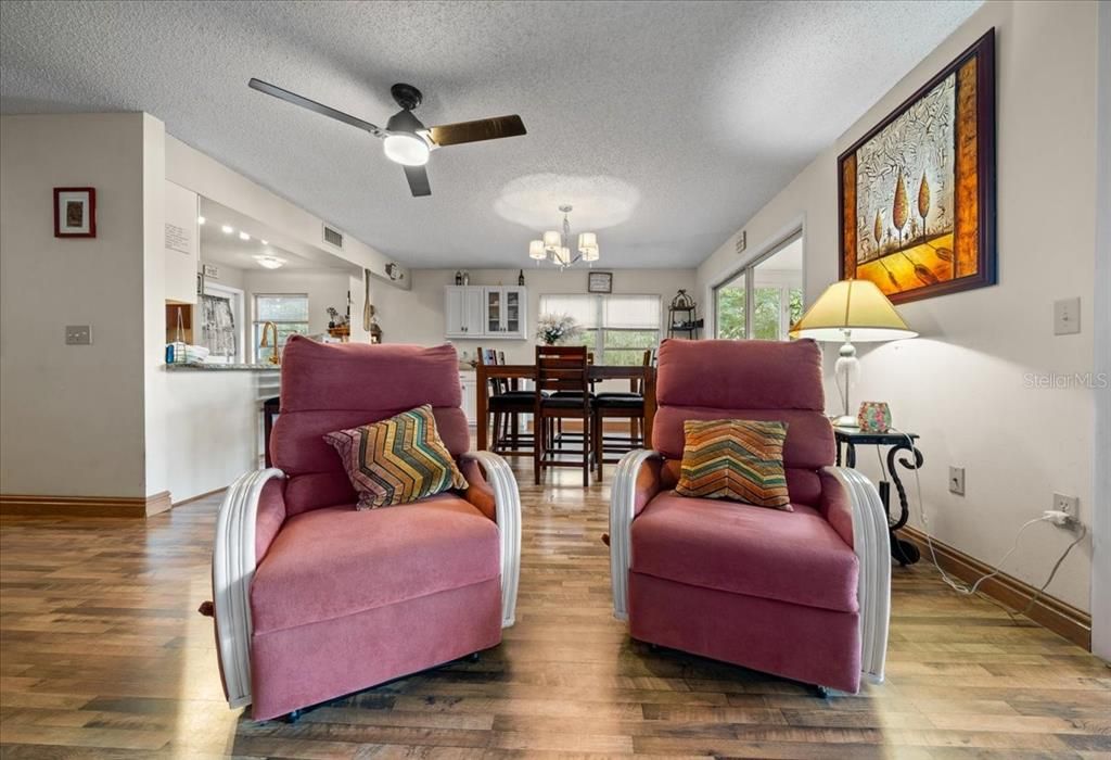 待售: $324,900 (4 贝兹, 4 浴室, 3570 平方英尺)