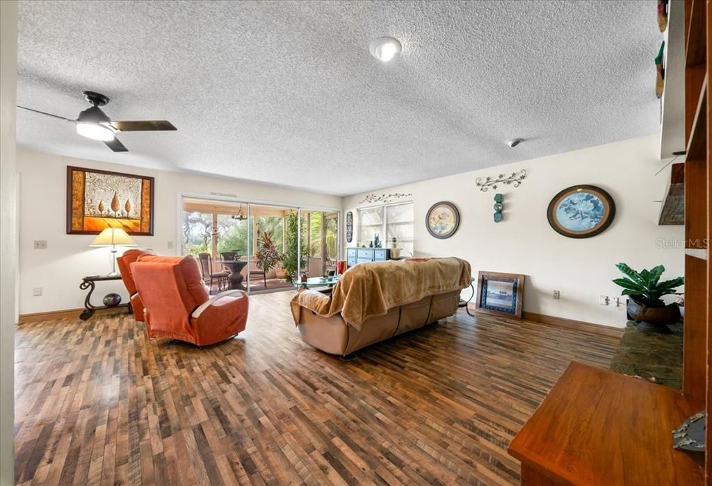 待售: $324,900 (4 贝兹, 4 浴室, 3570 平方英尺)