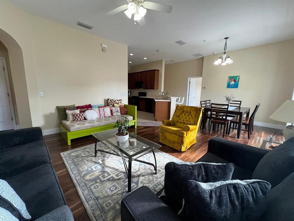 For Sale: $270,000 (2 beds, 2 baths, 1305 Square Feet)
