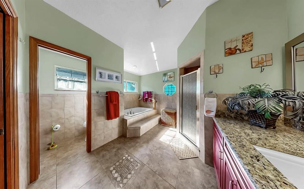 合同活跃: $439,000 (4 贝兹, 3 浴室, 1995 平方英尺)