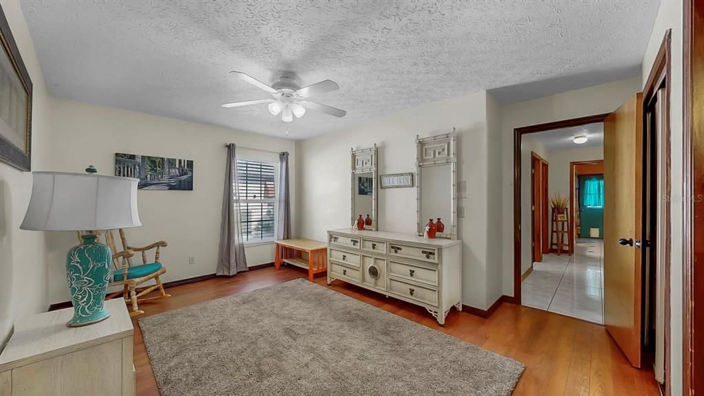 合同活跃: $439,000 (4 贝兹, 3 浴室, 1995 平方英尺)