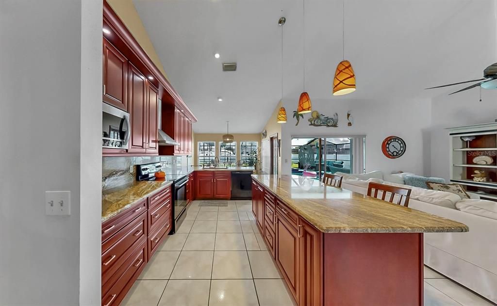 合同活跃: $439,000 (4 贝兹, 3 浴室, 1995 平方英尺)