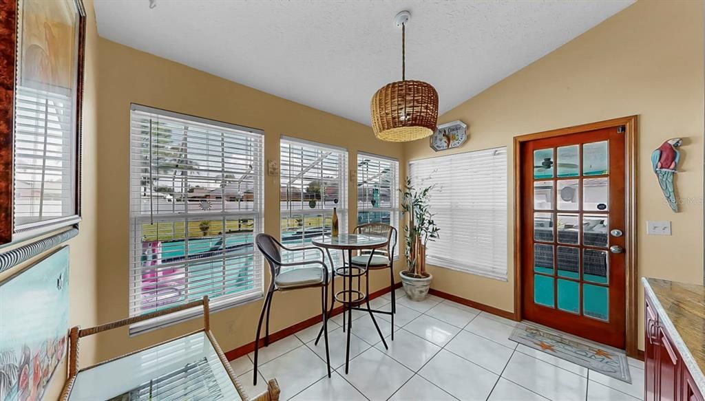 合同活跃: $439,000 (4 贝兹, 3 浴室, 1995 平方英尺)