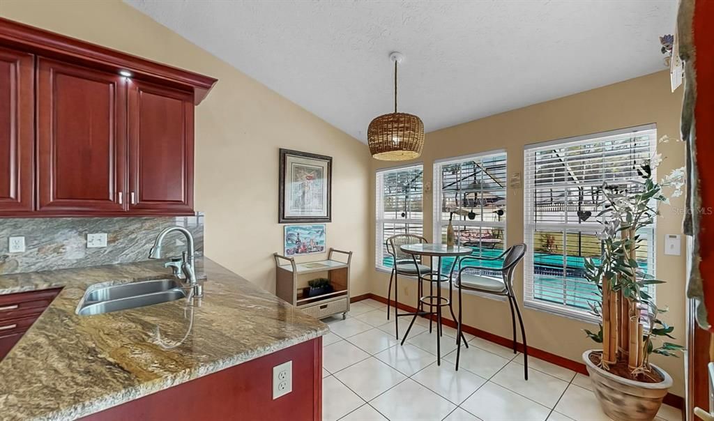 合同活跃: $439,000 (4 贝兹, 3 浴室, 1995 平方英尺)