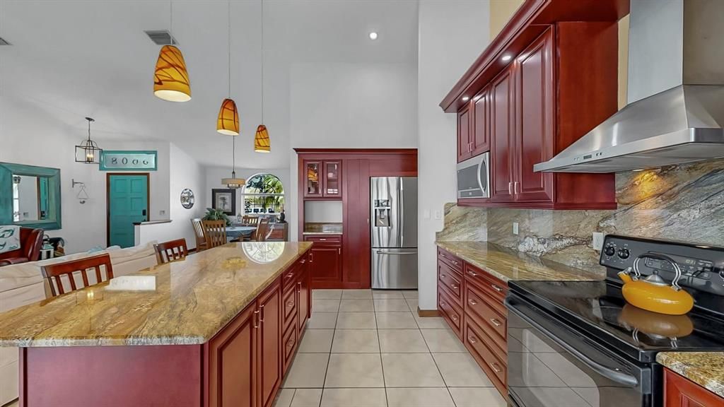 合同活跃: $439,000 (4 贝兹, 3 浴室, 1995 平方英尺)