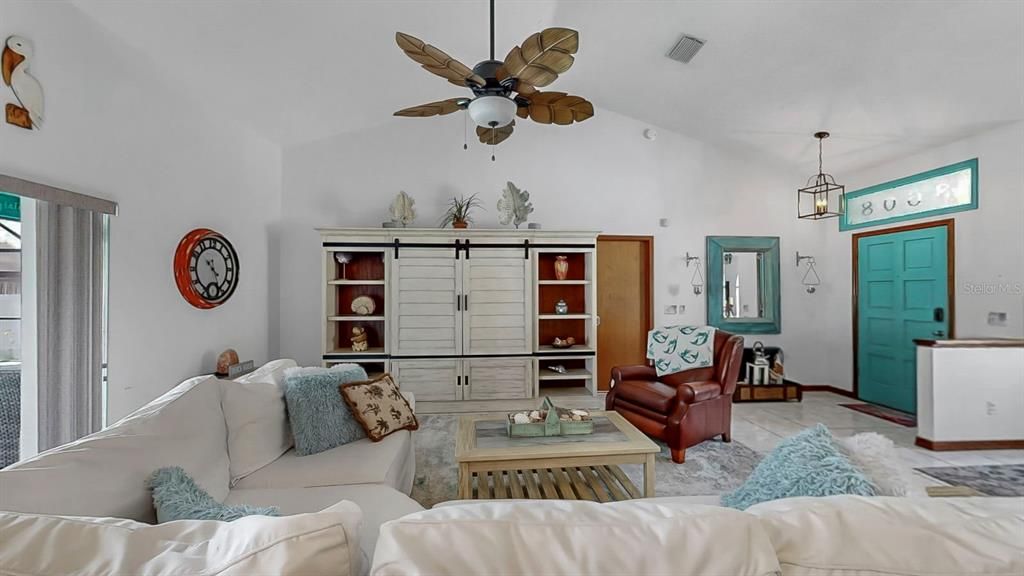 合同活跃: $439,000 (4 贝兹, 3 浴室, 1995 平方英尺)