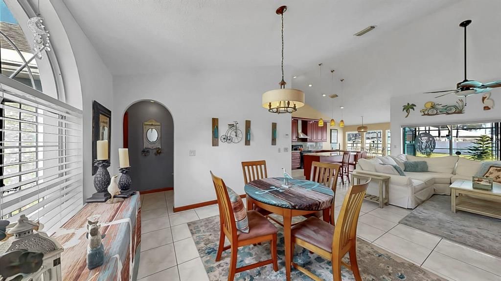 合同活跃: $439,000 (4 贝兹, 3 浴室, 1995 平方英尺)