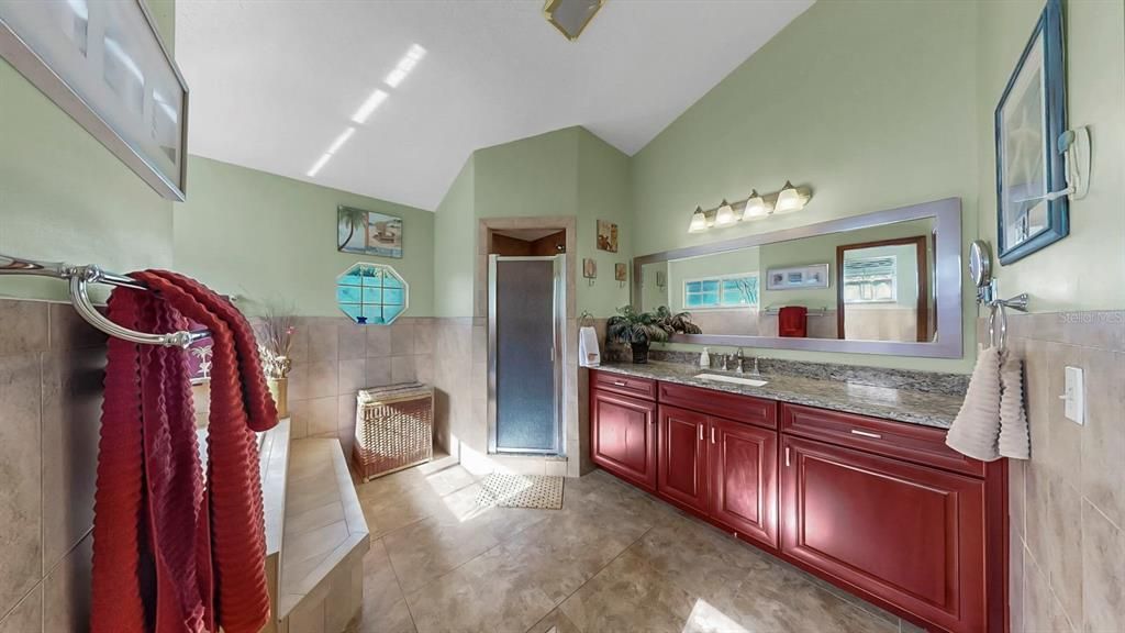 合同活跃: $439,000 (4 贝兹, 3 浴室, 1995 平方英尺)