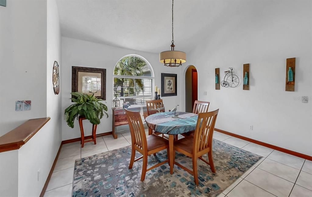 合同活跃: $439,000 (4 贝兹, 3 浴室, 1995 平方英尺)