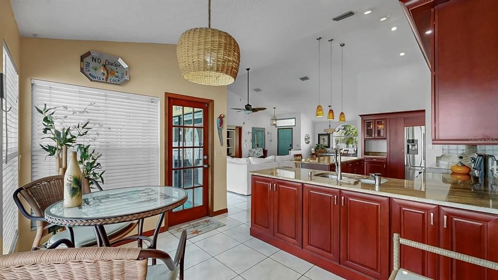 合同活跃: $439,000 (4 贝兹, 3 浴室, 1995 平方英尺)