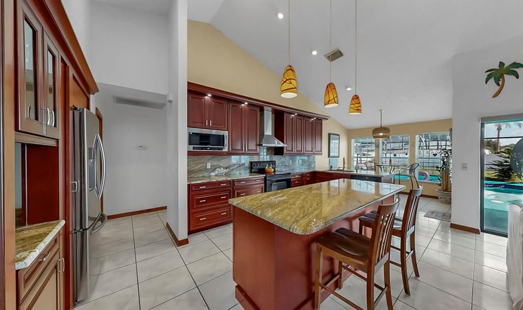 合同活跃: $439,000 (4 贝兹, 3 浴室, 1995 平方英尺)