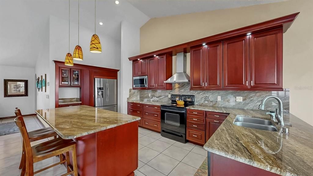 合同活跃: $439,000 (4 贝兹, 3 浴室, 1995 平方英尺)