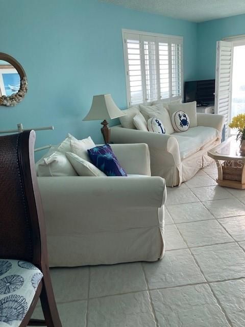 待售: $399,000 (2 贝兹, 2 浴室, 1107 平方英尺)