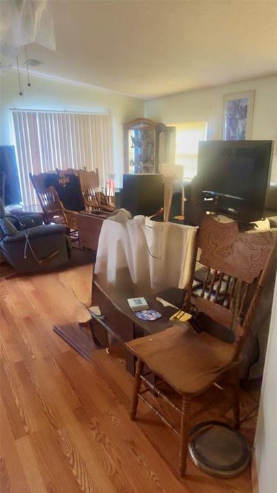 合同活跃: $99,900 (2 贝兹, 2 浴室, 1318 平方英尺)