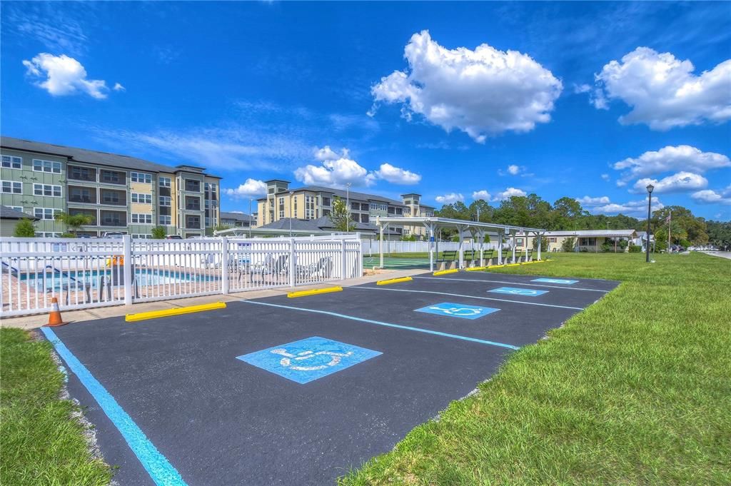 合同活跃: $99,900 (2 贝兹, 2 浴室, 1318 平方英尺)