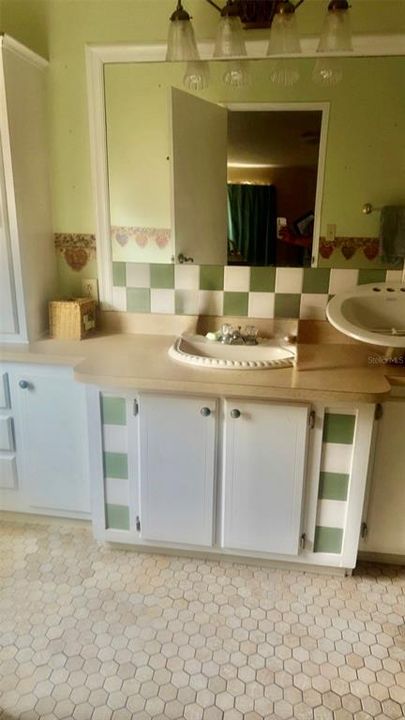 合同活跃: $99,900 (2 贝兹, 2 浴室, 1318 平方英尺)