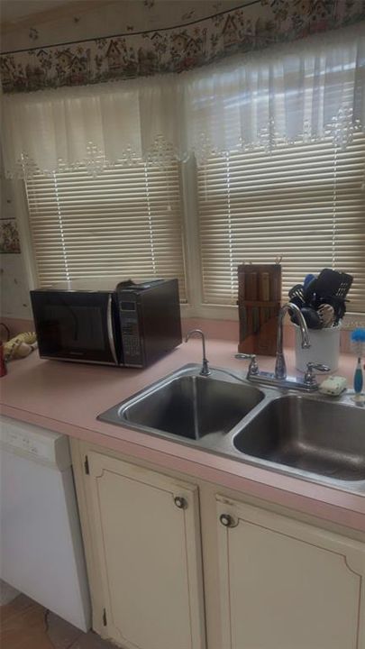 合同活跃: $99,900 (2 贝兹, 2 浴室, 1318 平方英尺)